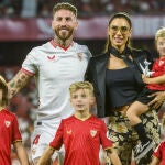 El central Sergio Ramos (c-i), junto a su esposa Pilar Rubio y sus hijos Sergio, de 8 años, Marco, de 6, Alejandro, de 4, y Máximo Adriano de 3, en su presentación como nuevo jugador del Sevilla FC esta noche, en el estadio Ramón Sánchez Pizjúan de Sevilla