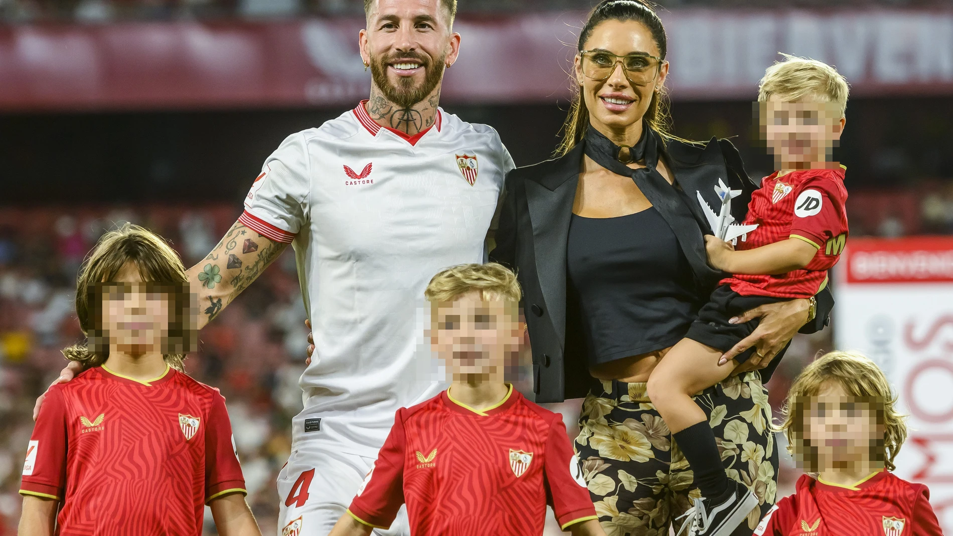 El central Sergio Ramos (c-i), junto a su esposa Pilar Rubio y sus hijos Sergio, de 8 años, Marco, de 6, Alejandro, de 4, y Máximo Adriano de 3, en su presentación como nuevo jugador del Sevilla FC esta noche, en el estadio Ramón Sánchez Pizjúan de Sevilla
