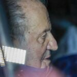 El rey Juan Carlos ha aterrizado este lunes en el aeropuerto de Vigo, donde fue recibido por su amigo Pedro Campos, para iniciar su quinta visita a España este año