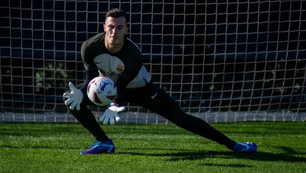 Iñaki Peña, en un entrenamiento del Barcelona