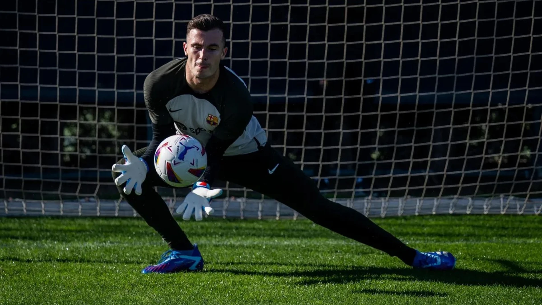 Iñaki Peña, en un entrenamiento del Barcelona