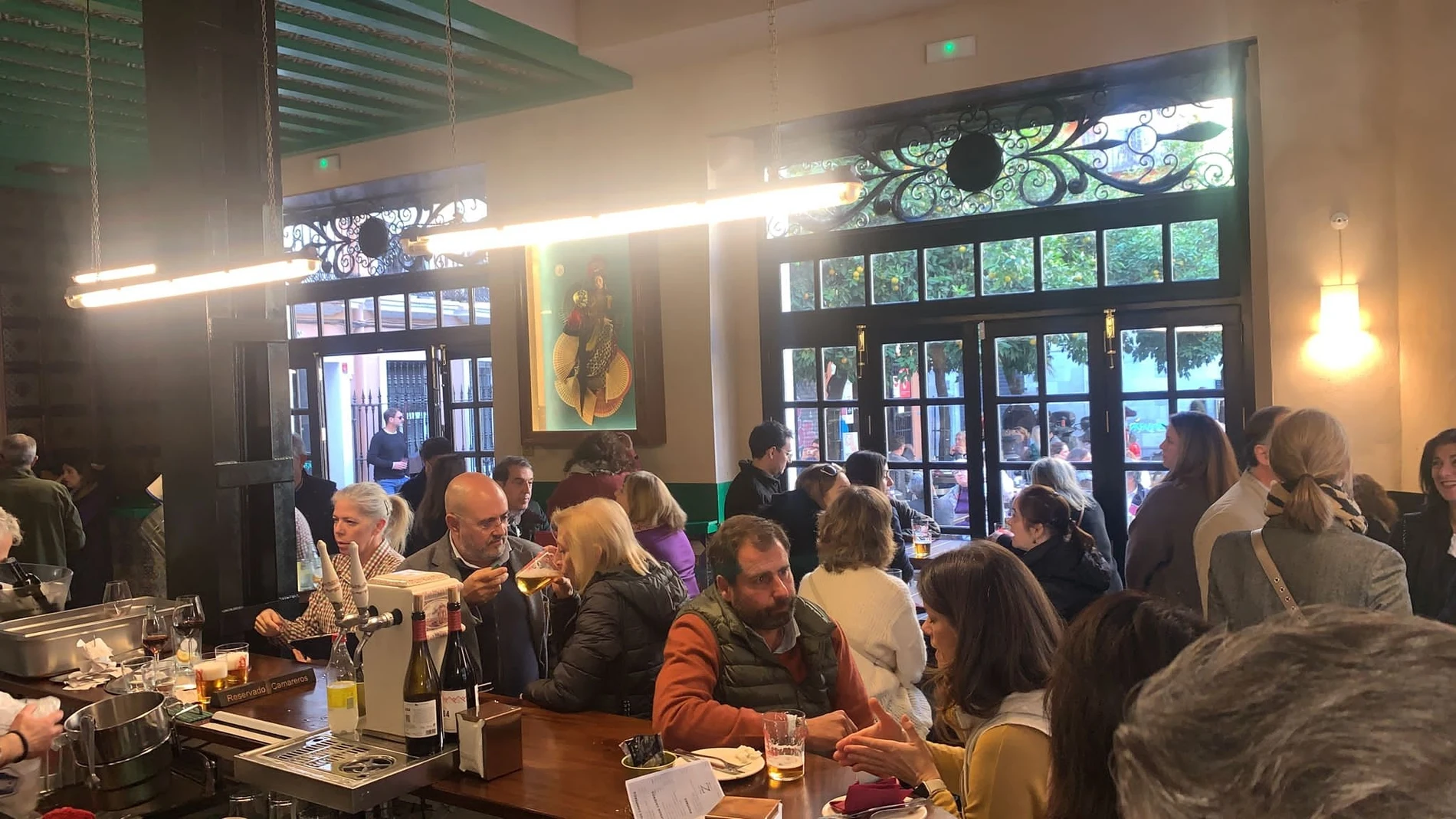Un bar de Sevilla, con su tradicional barra para tapear
