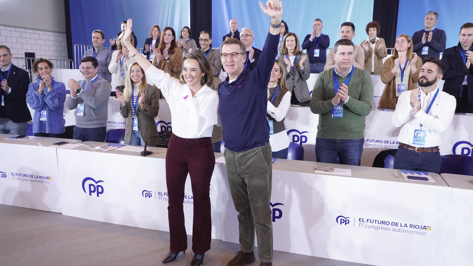 La secretaria general del PP, Cuca Gamarra, y el presidente del Partido Popular, Alberto Núñez Feijóo, durante el Congreso Autonómico del PP, en el Recinto Ferial, a 25 de noviembre de 2023, en Albelda de Iregua, La Rioja (España). Durante el acto, que tiene carácter extraordinario, se ha llevado a cabo la elección del también jefe del Ejecutivo regional, Gonzalo Capellán, como presidente de los 'populares' riojanos, al ser el único que ha optado a este cargo, presentando los avales correspon...