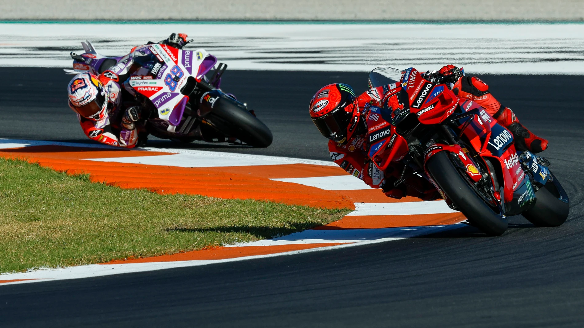 GRAFCVA6965. CHESTE (VALENCIA), 25/11/2023.--Los pilotos de Moto GP, Pecco Bagnaia (d) y Jorge Martín (i) , durante los entrenamientos en el circuito Ricardo Tormo de Cheste (Valencia), donde este fin de semana se disputa la última prueba del mundia.EFE/ Biel Aliño