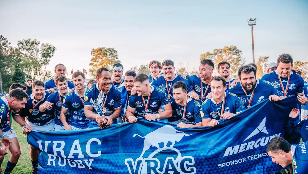 Los jugadores del VRAC Quesos Entrepinares celebran el título
