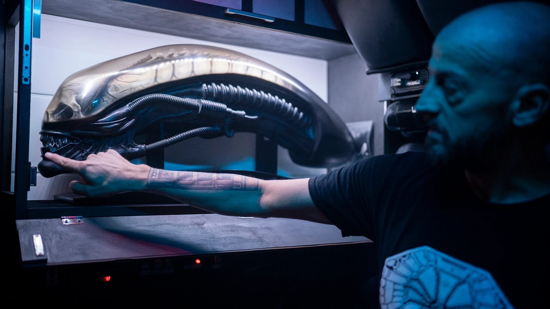 Luis Nostromo ante una cabeza de alien