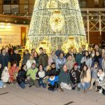 Los responsables de los establecimientos del Barrio de La Victoria durante el encendido de las luces de Navidad