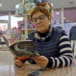 Almudena Ojosnegros lee uno de los poemas de "A la noche le puse alas"