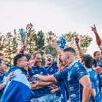Los jugadores del VRAC Quesos Entrepinadres celebran el triunfo