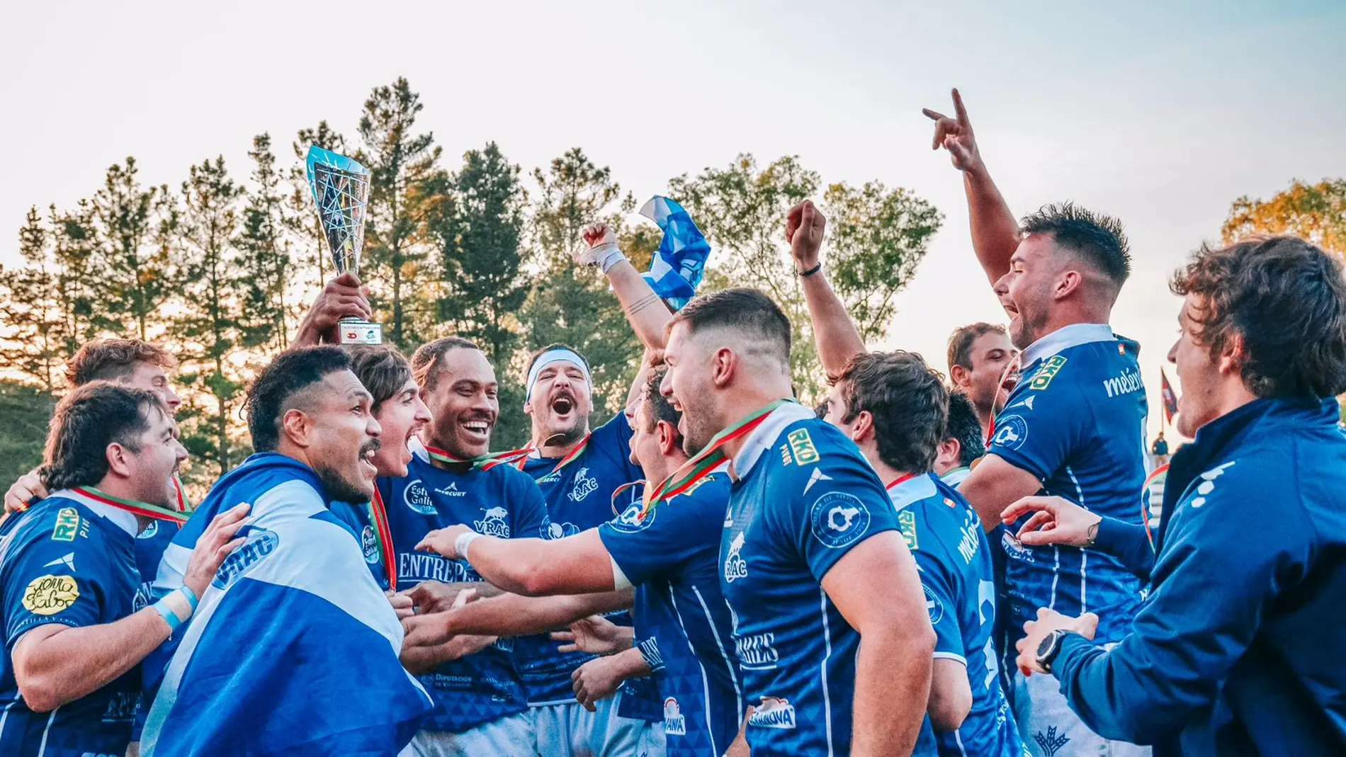 Los jugadores del VRAC Quesos Entrepinadres celebran el triunfo