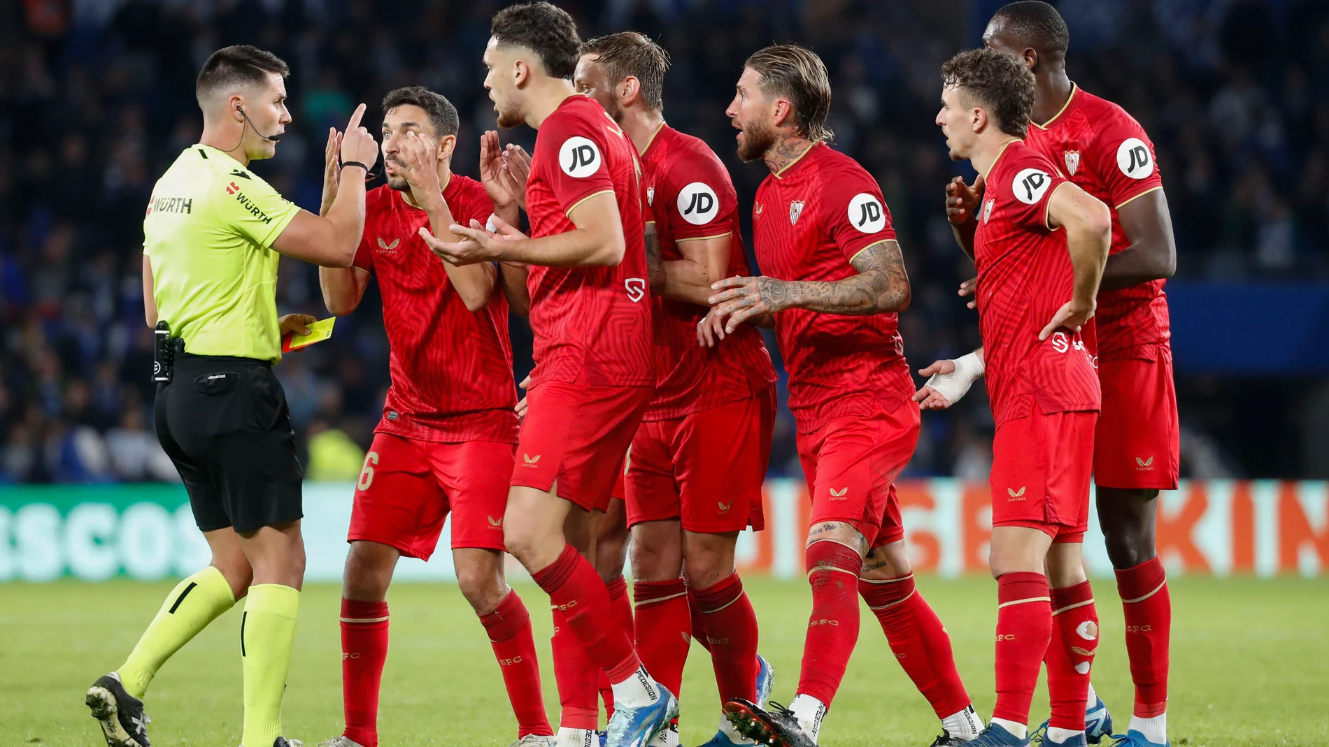 SAN SEBASTIÁN (GIPUZKOA), 26/11/2023.- El defensa del Sevilla FC Sergio Ramos (3d) recibe una tarjeta roja durante el partido de la jornada 14 de LaLiga que Real Sociedad y Sevilla FC disputan este viernes en el Reale Arena de San Sebastián. EFE/ Juan Herrero