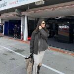 Violeta con un look al estilo motomami.