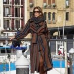 Pilar de arce con un total look multicolor.