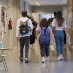 Varios jóvenes en un instituto de Madrid