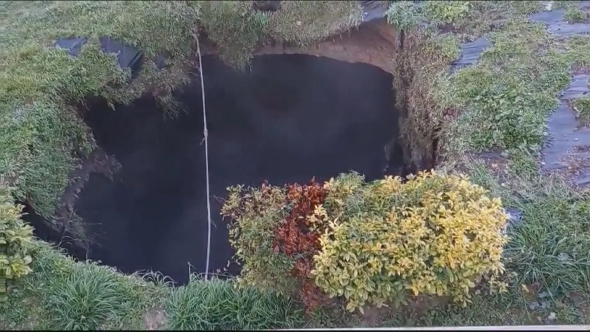 El socavón ya supera los veinte metros de diámetro y no deja de crecer