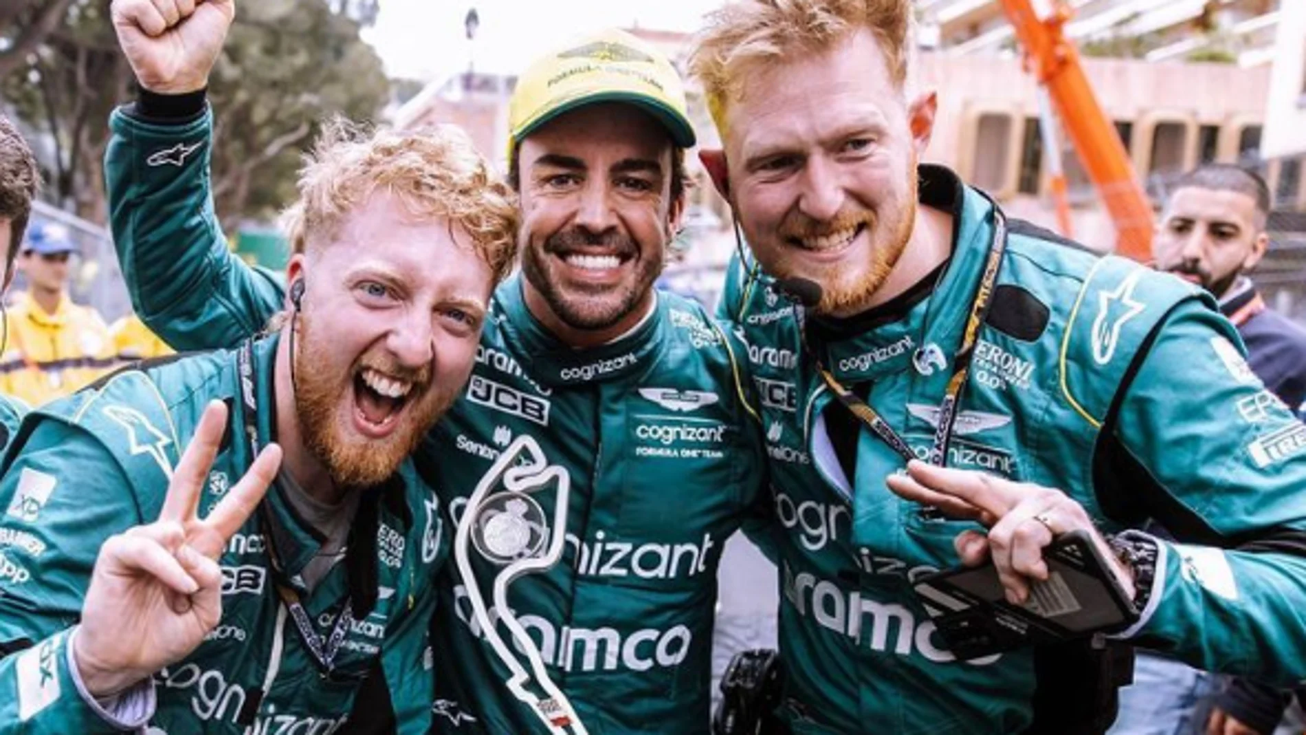 Matt Watson a la izquierda de Fernando Alonso