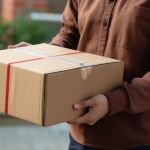 Repartidor entrega un paquete