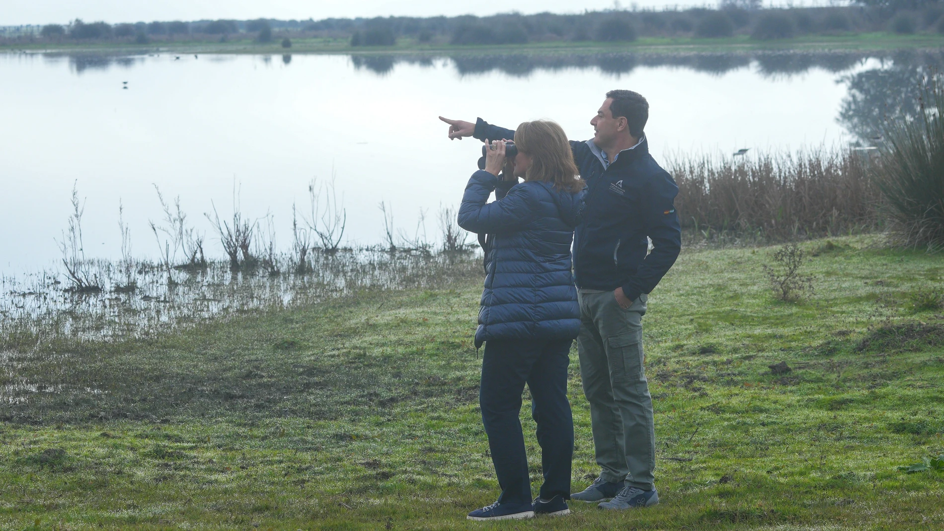 El presidente de la Junta de Andalucía, Juanma Moreno, conversa con la ministra de Transición Ecológica y Reto Demográfico, Teresa Ribera, durante la visita al Parque Nacional de Doñana. A 27 de noviembre de 2023, en Almonte, Huelva (Andalucía, España). El presidente de la Junta de Andalucía, Juanma Moreno, ha compartido con la ministra de Transición Ecológica y Reto Demográfico, Teresa Ribera, una visita al Parque Nacional de Doñana previo a la firma del protocolo para el desarrollo territor...
