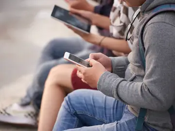 Jóvenes viendo el móvil Jóvenes viendo el móvil