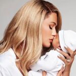 Paris Hilton con su hijo