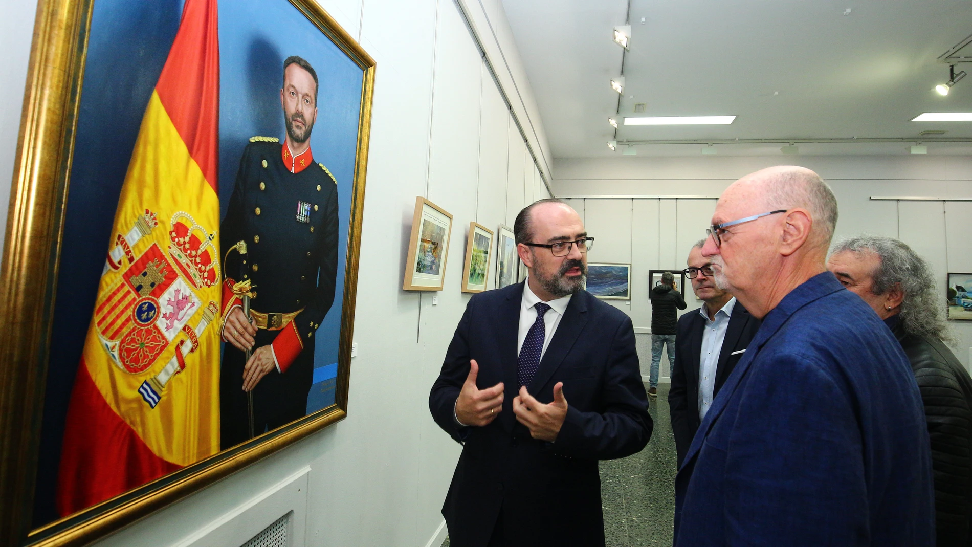 El alcalde de Ponferrada, Marco Morala (C), durante la inauguración de una exposición colectiva de la Asociación Pintores del Bierzo