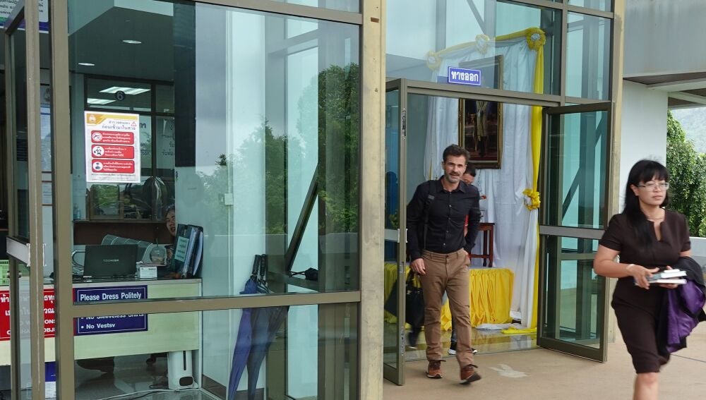 Koh Samui (Thailand), 27/11/2023.- Spanish actor Rodolfo Sancho (L), father of Spanish chef Daniel Sancho Bronchalo, leaves after attending his son's murder case court trial at Koh Samui Provincial Court in Koh Samui island, Thailand, 27 November 2023. Thai police arrested 29-year-old Spanish national Daniel Sancho Bronchalo, who is accused of killing Colombian surgeon Edwin Arrieta Arteaga and dismembering his body before dumping some parts in a rubbish dump and other parts, including his head, in the sea, police said. (España, Tailandia) EFE/EPA/SITTHIPONG CHAROENJAI