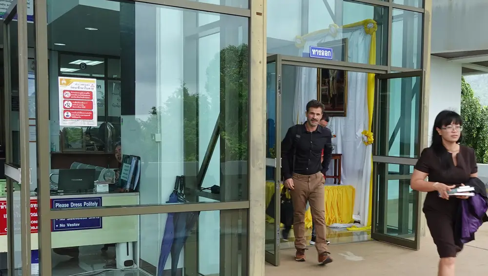 Koh Samui (Thailand), 27/11/2023.- Spanish actor Rodolfo Sancho (L), father of Spanish chef Daniel Sancho Bronchalo, leaves after attending his son's murder case court trial at Koh Samui Provincial Court in Koh Samui island, Thailand, 27 November 2023. Thai police arrested 29-year-old Spanish national Daniel Sancho Bronchalo, who is accused of killing Colombian surgeon Edwin Arrieta Arteaga and dismembering his body before dumping some parts in a rubbish dump and other parts, including his head, in the sea, police said. (España, Tailandia) EFE/EPA/SITTHIPONG CHAROENJAI