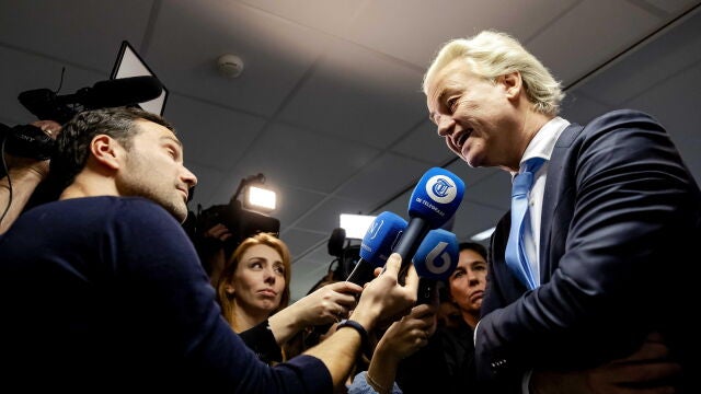 Geert Wilders responde a la prensa este lunes en La Haya