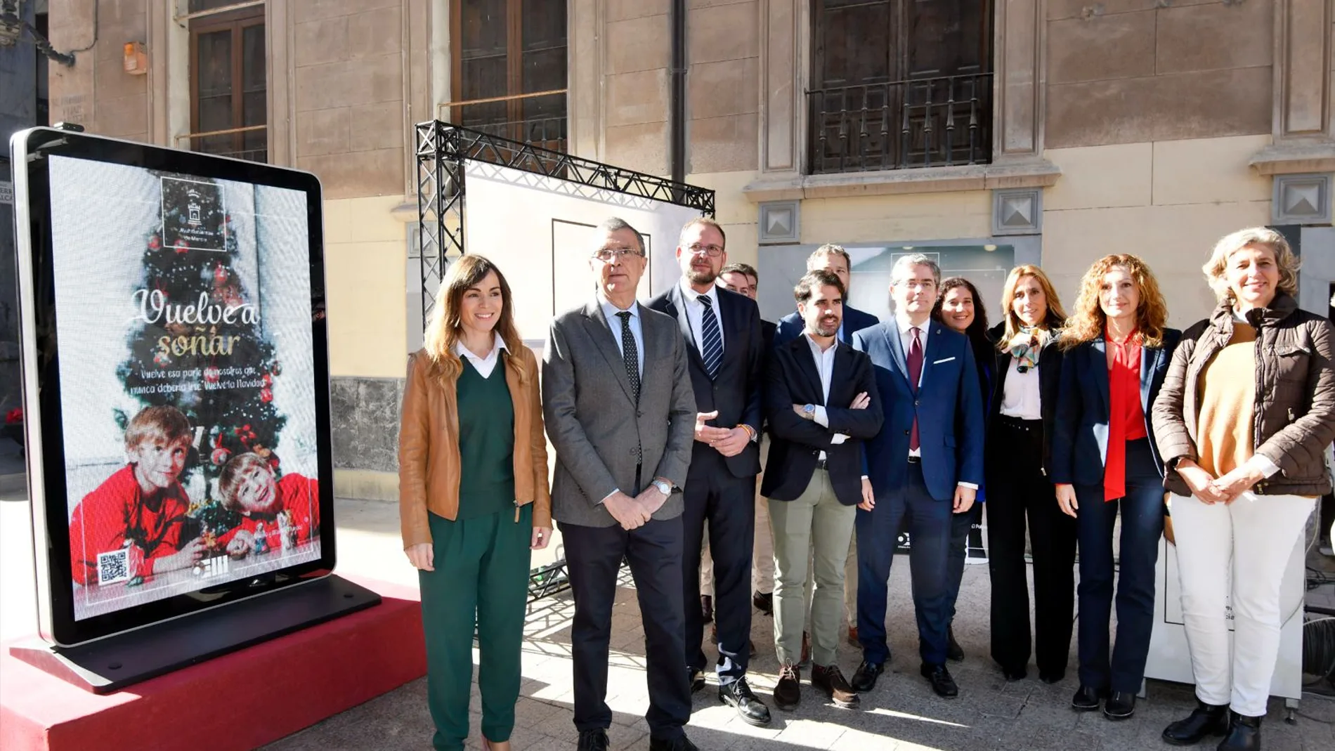 El alcalde de Murcia, José Ballesta, acompañado por concejales de la Corporación Municipal, ha presentado la campaña de comunicación de la Navidad 2023-2024