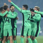 Los jugadores del Atlético celebran el 0-1