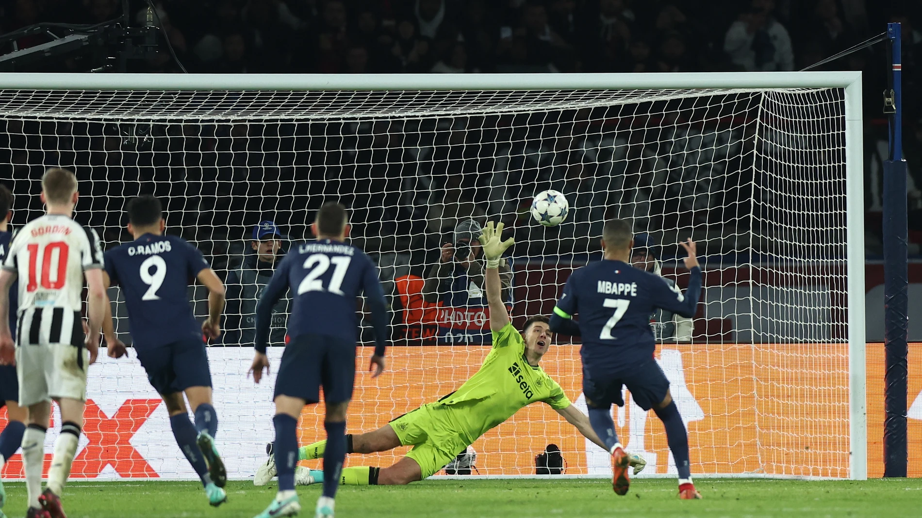 Paris (France), 28/11/2023.- Kylian Mbappe of PSG celebrates scores the 1-1 goal from the penalty spot during the UEFA Champions League group F match between Paris Saint-Germain and Newcastle United in Paris, France, 28 November 2023. (Liga de Campeones, Francia) EFE/EPA/MOHAMMED BADRA