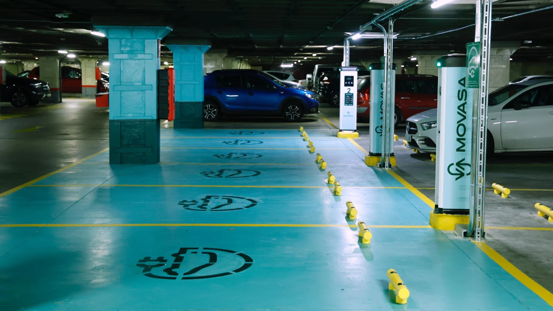 Servicio de recarga eléctrica para vehículos en el parking de la Plaza Mayor de Valladolid