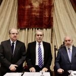  El expresidente de la junta de CyL, Juan Vicente Herrera Campo participa en las Jornadas ‘45 aniversario de la Constitución Española de 1978 y 40 del Estatuto de Autonomía de Castilla y León’, organizadas por el Consejo Consultivo de Castilla y León y la Universidad de Salamanca. En la imagen junto al presidente del consejo consultivo, Agustín Sánchez de Vega Y el catedrático Manuel Aragón.
