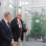 La consejera Rocío Lucas, Antonio largo y Díez Casero durante su recorrido por el invernadero