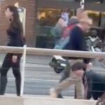 La mujer paseando a un hombre como si un perro se tratase por las calles de Valencia
