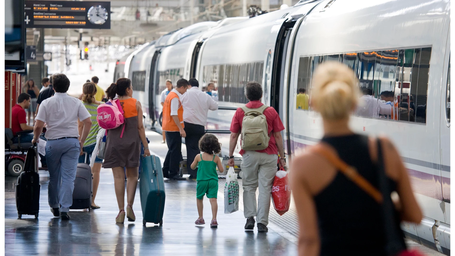 Economía.- Renfe suscribe un acuerdo con la plataforma de pagos de WiZink, Aplazame, para financiar pagos sin intereses