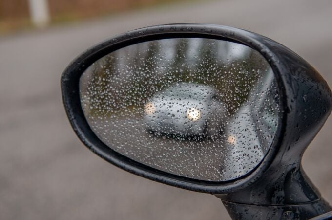 El botón que limpia la lluvia de los espejos retrovisores del coche: muchos conductores no lo saben