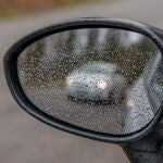 ¿Cómo evitar que los retrovisores del coche se empañen?
