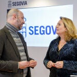  La concejala de Turismo, Innovación, Digitalización y Promoción Económica, May Escobar, y el representante de la productora Pokeepsie films, Carlos Baeza, informan sobre el rodaje en Segovia de la serie ‘Santuario’