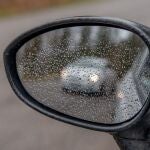 ¿Cómo evitar que los retrovisores del coche se empañen?