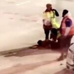 El pasajero detenido tras abrir la salida de emergencia del avión