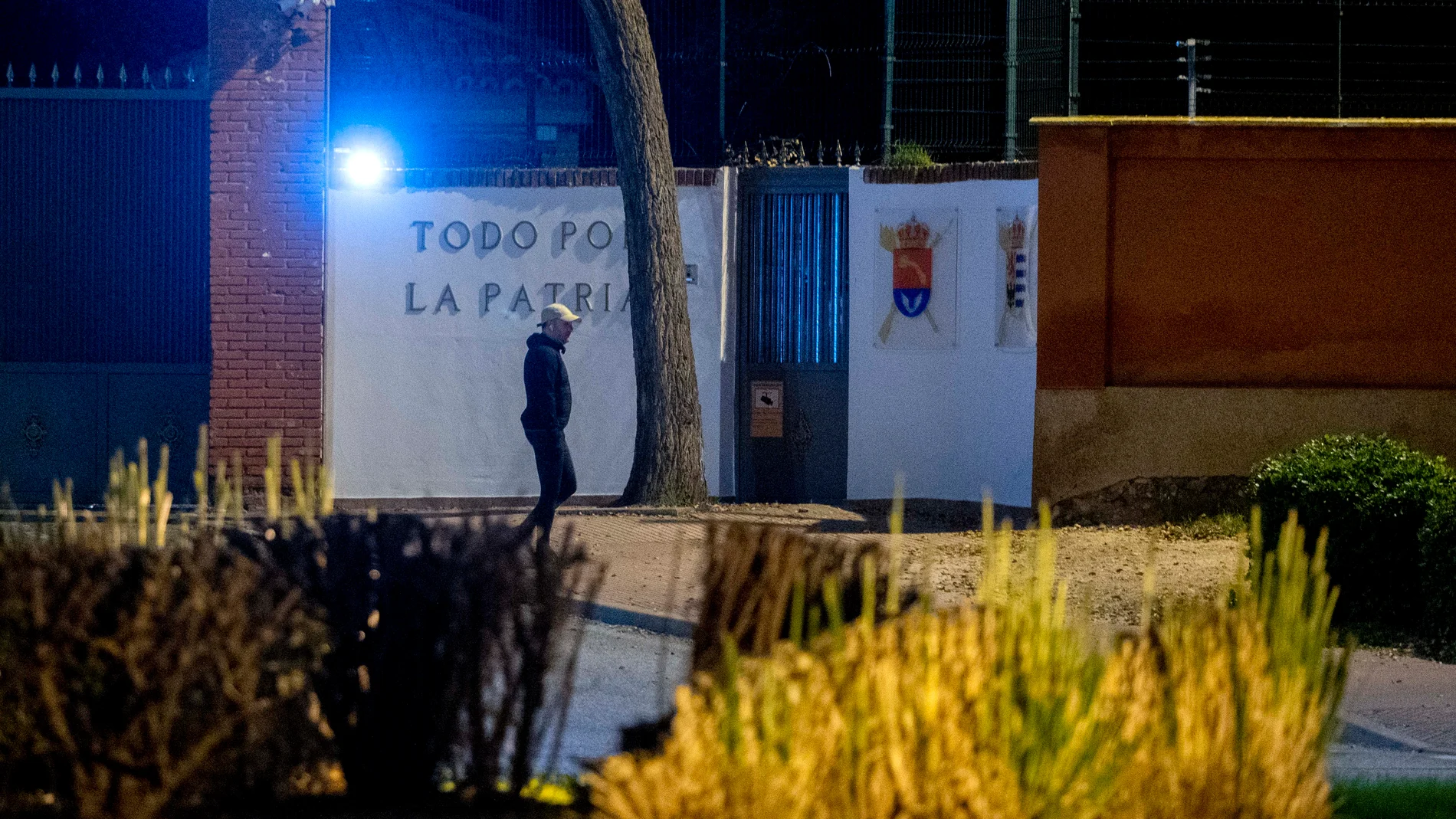 Vista de los exteriores de la base Primo de Rivera de Alcalá de Henares, a 28 de noviembre de 2023, en Alcalá de Henares, Madrid (España). Un primer contingente de 270 inmigrantes provenientes de Canarias llega hoy por la tarde al campamento montado en la base militar Primo de Rivera de Alcalá de Henares. La capacidad del campamento será de un total de 1.260 personas, repartidas en 14 carpas de 90 plazas cada una, y que el período de estancia se prevé que sea entre uno y tres meses. 28 NOVIE...