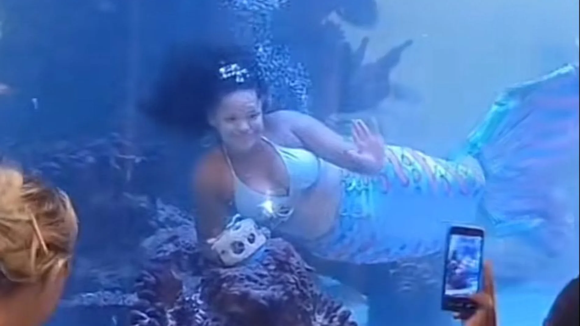 Una "sirena" casi se ahoga durante un espectáculo