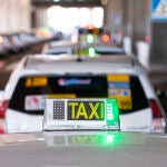 Imagen de una luz de taxi en verde sobre uno de ellos en la T4 de Madrid..