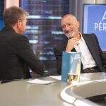 Pérez-Reverte cuenta en 'El Hormiguero' por qué se declara fan de Pedro Sánchez: "Lo admiro"