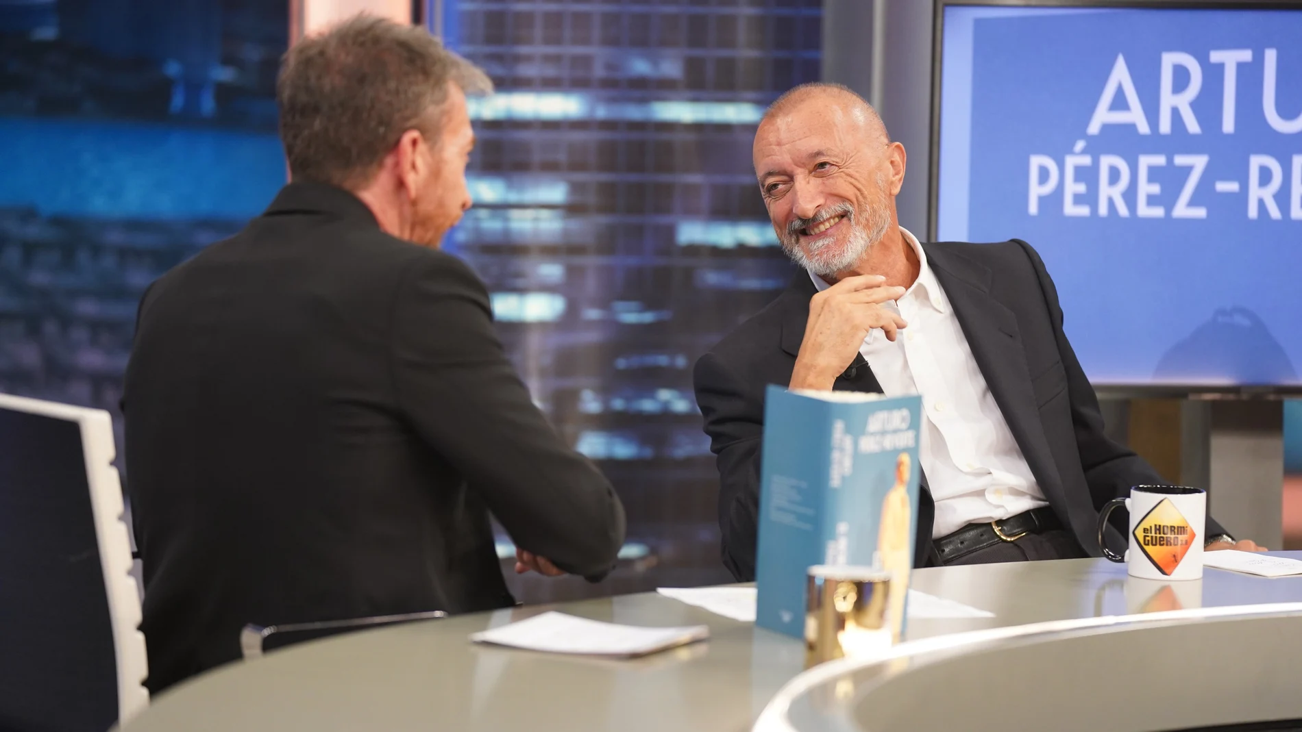 Pérez-Reverte cuenta en 'El Hormiguero' por qué se declara fan de Pedro Sánchez: "Lo admiro"