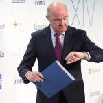 Economía.- Guindos (BCE) señala a los bancos españoles por "quedarse atrás" a la hora de retribuir los depósitos