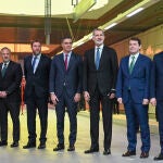 Mañueco junto al Rey, el presidente del Gobierno, Barbón, Puente, Pollán, Díez y González Corral, en la inauguración de la Variante de Pajares