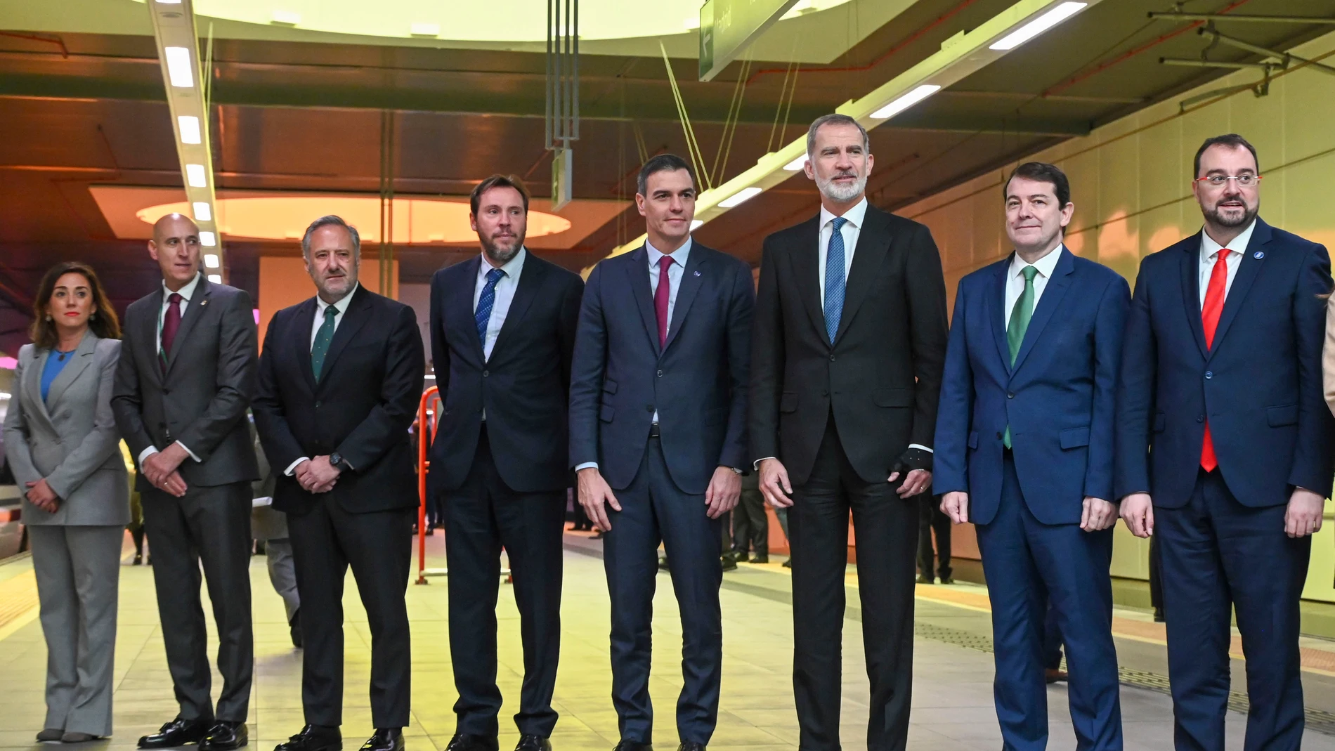 LEÓN (CASTILLA Y LEÓN), 29/11/2023.- El rey Felipe VI (3d), el presidente del Gobierno, Pedro Sánchez (c), el ministro de Transportes, Oscar Puente (4i), el presidente del Principado de Asturias, Adrián Barbón (d), el presidente de la Junta de Castilla y León, Alfonso Fernández Mañueco (2d), y el alcalde de León, José Antonio Diez Díaz, entre otros, posan este miércoles, durante la inauguración de la Variante de Pajares, en la estación de León. La nueva variante, ejecutada tras más de 19 años...