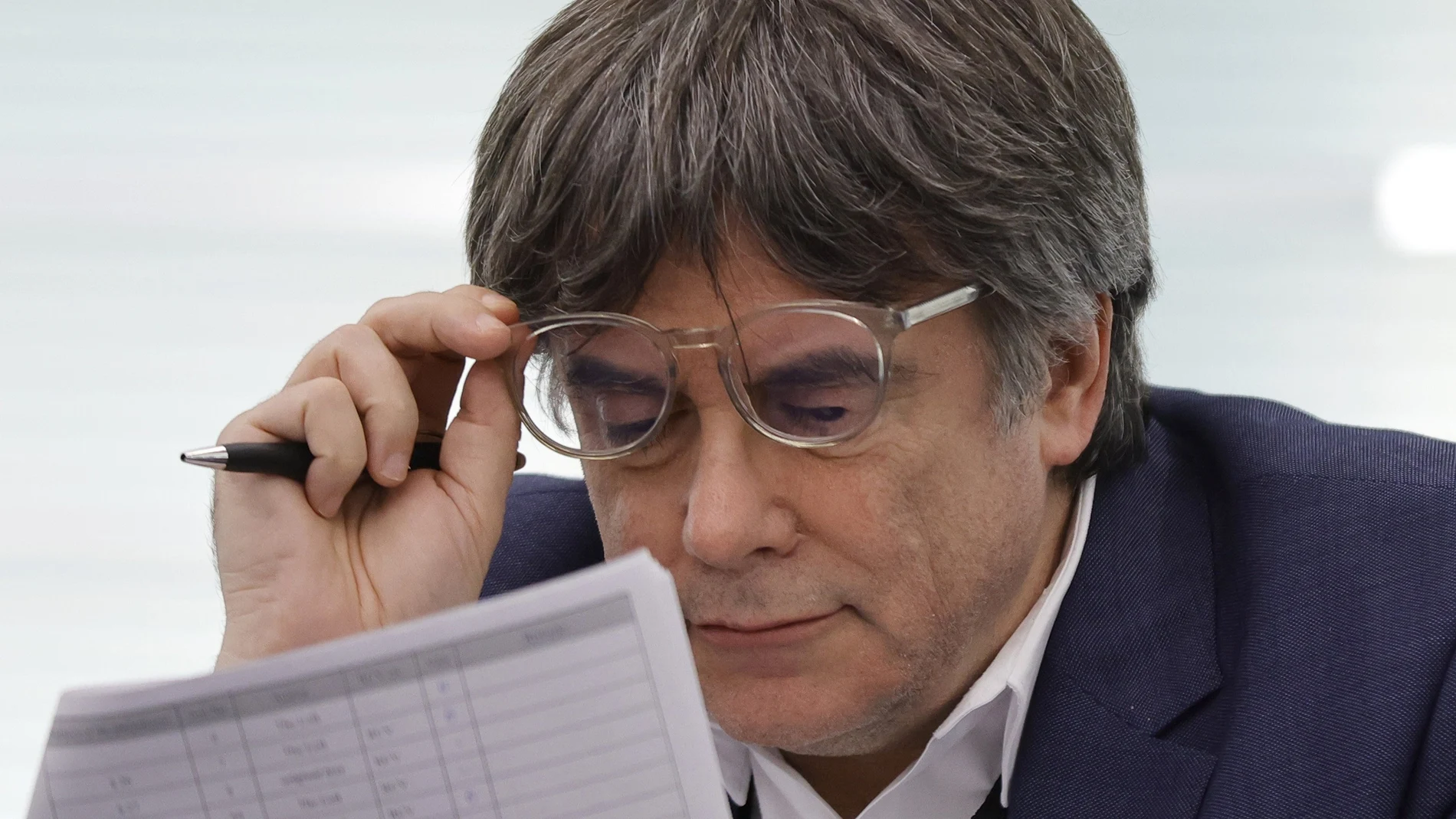 -FOTODELDÍA- ESTRASBURGO (FRANCIA), 22/11/2023.- El líder de Junts, Carles Puigdemont, en el hemiciclo del Parlamento Europeo en Estrasburgo (Francia) antes de la sesión de voto, este miércoles, fecha en la que el Parlamento Europeo celebra un debate sobre la proposición de ley de la amnistía española. EFE/ Ronald Wittek